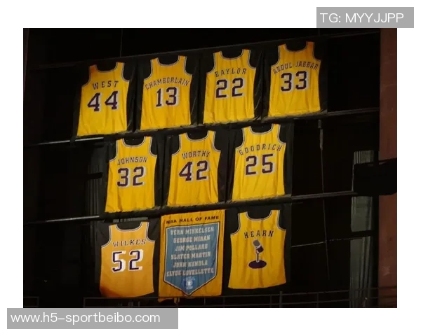 两年前的今天：奥尼尔32号球衣正式退役铭刻传奇时刻